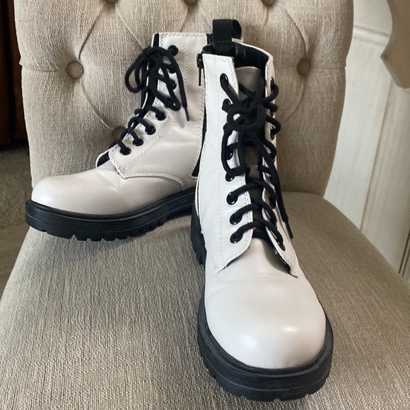 Unr8ed EUC White & Black Lace Up Zip Closure Beautiful Combat Boots - Sz 10 - Picture 9 of 16